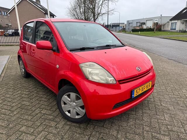 Occasion Daihatsu Sirion 69 PK (50 kW) 2007 Rood Hatchback