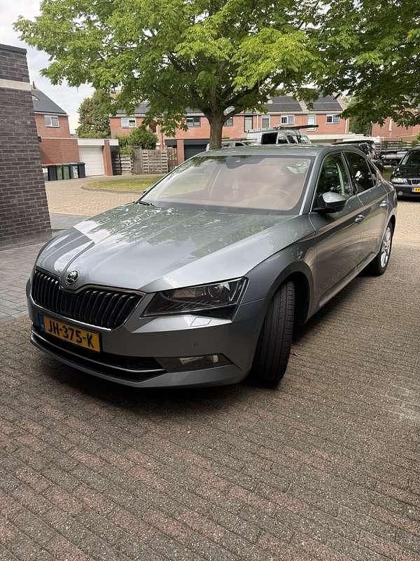 Grijs Gebruikt 2016 Skoda Superb Style Sedan | € 10.500 (Eerlijke prijs) - Afbeelding 1/4