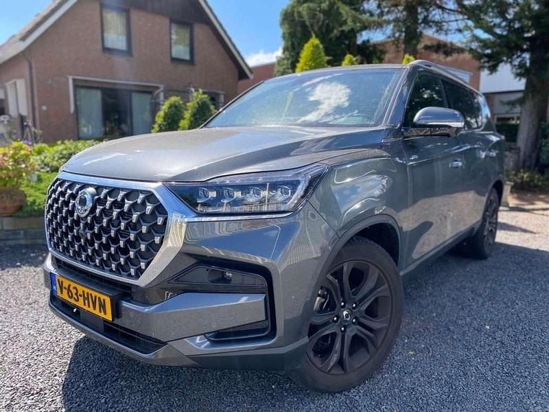 Grijs, metallic lak Gebruikt 2024 Ssangyong (KGM) Rexton SUV | € 59.230 - Afbeelding 1/4