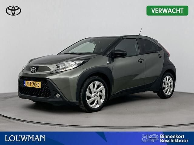 Cardamom green metallic (donker groen metallic) Occasion 2022 Toyota Aygo X SUV | € 17.200 (Goede deal) - Afbeelding 1/4