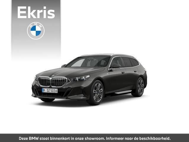Grijs Nieuw 2025 BMW 520 M Sport Stationwagen | € 86.885 (Super prijs) - Afbeelding 1/4