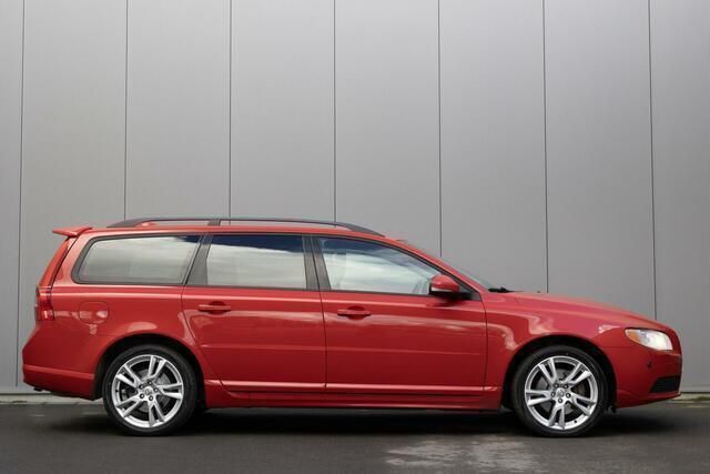 Rood Occasion 2011 Volvo V70 Momentum Stationwagen | € 16.945 - Afbeelding 1/4