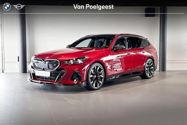 Rood (metallic) Gebruikt 2024 BMW i5 M Sport Stationwagen | € 77.900 - Afbeelding 1/4