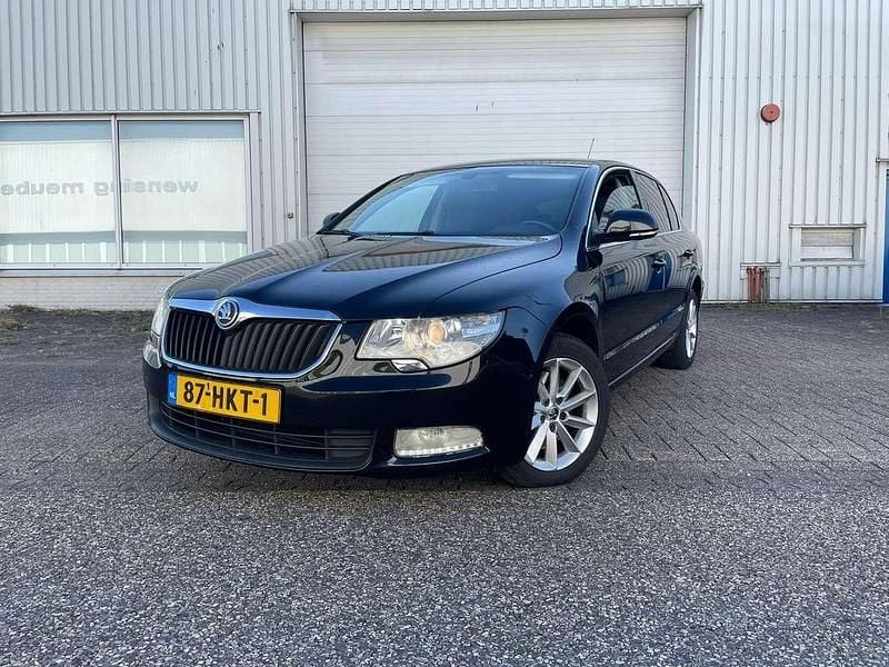 Zwart Gebruikt 2009 Skoda Superb Comfort Sedan | € 3.995 (Eerlijke prijs) - Afbeelding 1/4