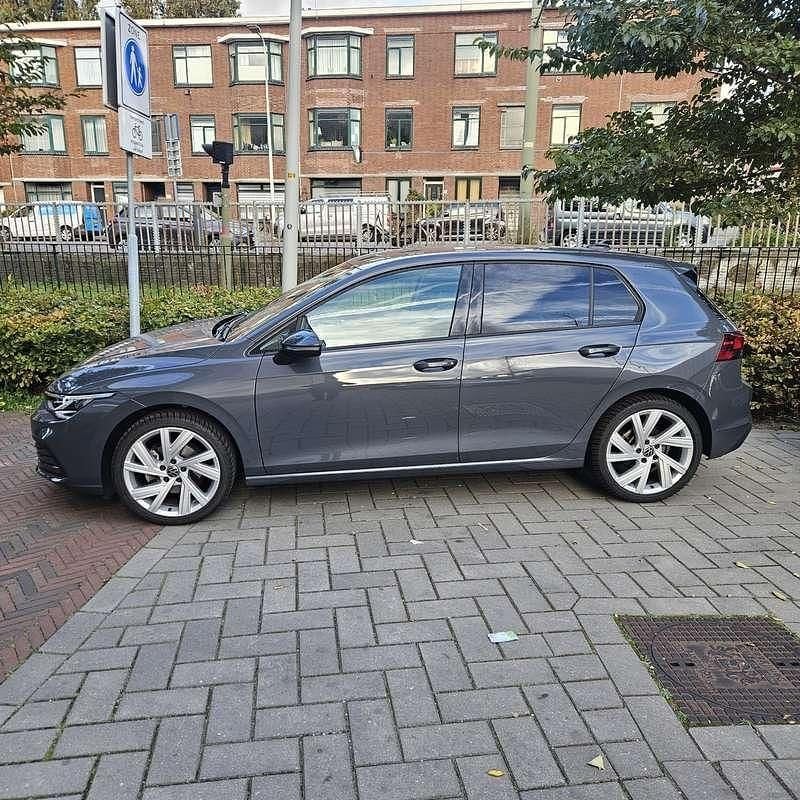 Grijs Gebruikt 2022 VW Golf VIII Life Stationwagen | € 21.900 (Goede deal) - Afbeelding 1/1