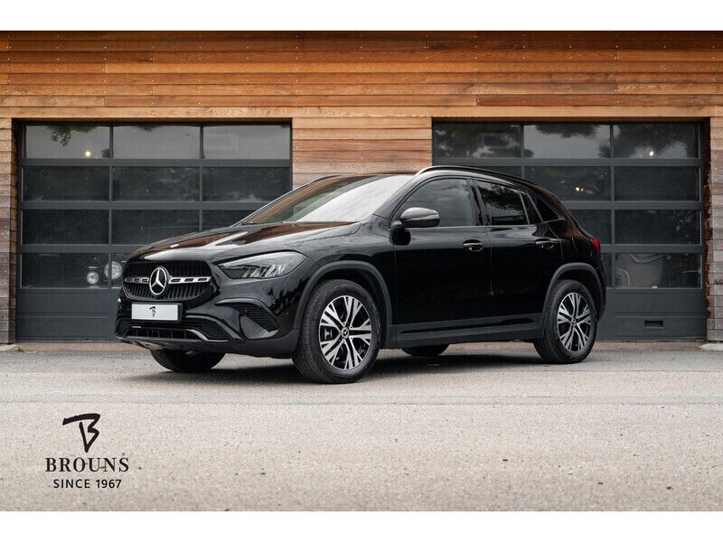 Zwart Gebruikt 2024 Mercedes GLA250 Urban SUV | € 46.950 (Eerlijke prijs) - Afbeelding 1/4