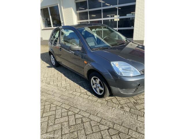 Grijs Gebruikt 2004 Ford Fiesta Ambiente Hatchback | € 1.250 (Eerlijke prijs) - Afbeelding 1/4