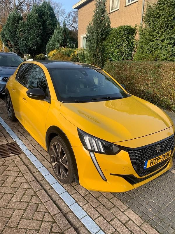 Geel (metallic) Gebruikt 2020 Peugeot 208 GT-line Hatchback | € 13.750 (Eerlijke prijs) - Afbeelding 1/4