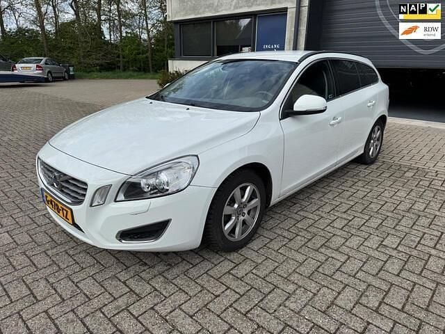 Wit Gebruikt 2010 Volvo V60 Momentum Stationwagen | € 11.250 (Iets duurder) - Afbeelding 1/4