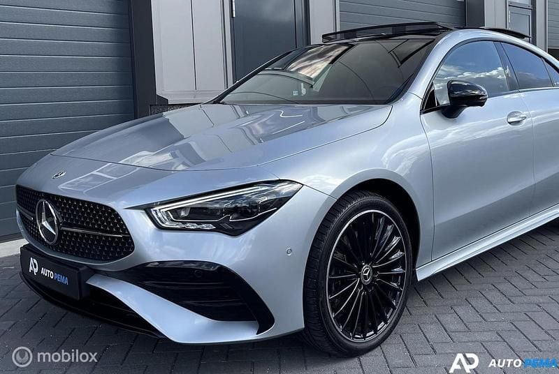 Grijs Gebruikt 2024 Mercedes CLA250e AMG line Sedan | € 42.850 (Iets duurder) - Afbeelding 1/4