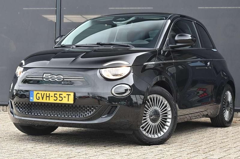 Zwart, metallic lak Gebruikt 2024 Fiat 500e Style Hatchback | € 23.900 (Iets duurder) - Afbeelding 1/4