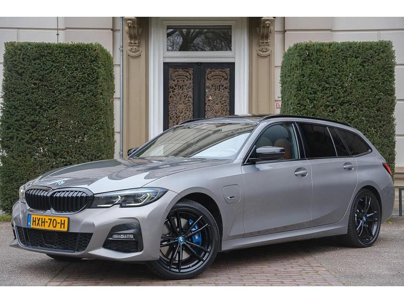 Grijs Gebruikt 2022 BMW 330 Executive Stationwagen | € 39.940 (Duur) - Afbeelding 1/4