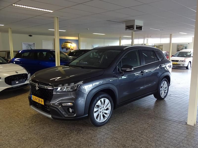 Grijs Gebruikt 2023 Suzuki SX4 S-Cross SUV | € 25.950 (Eerlijke prijs) - Afbeelding 1/4