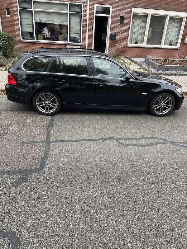 Zwart Gebruikt 2007 BMW 325 Stationwagen | € 4.950 (Eerlijke prijs) - Afbeelding 1/4