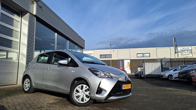Grijs Gebruikt 2020 Toyota Yaris Hybrid Active Hatchback | € 16.999 (Goede deal) - Afbeelding 1/4