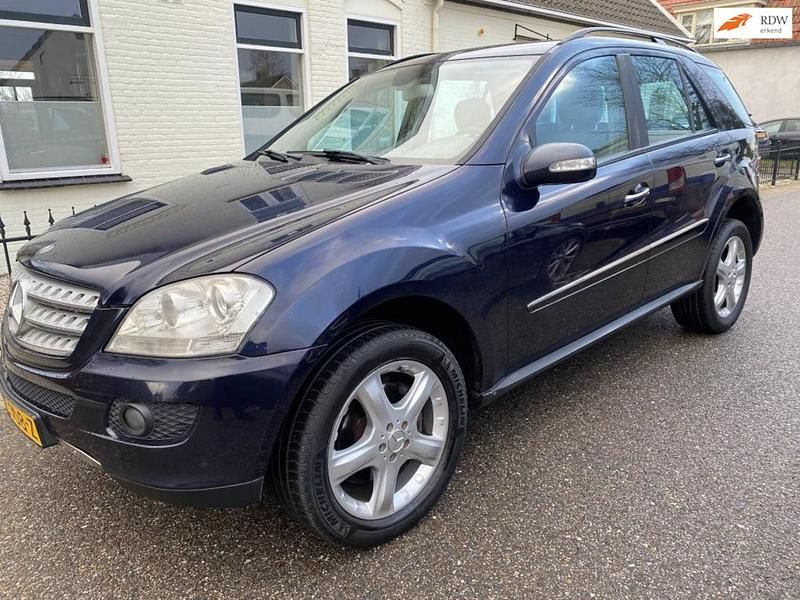 Blauw (metallic) Gebruikt 2007 Mercedes 320 SUV | € 4.950 (Eerlijke prijs) - Afbeelding 1/4