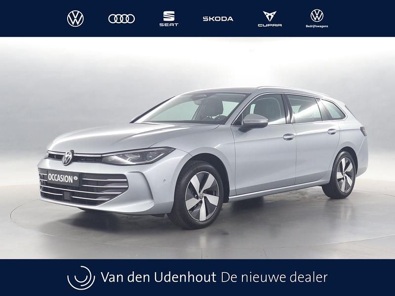 Grijs, metallic lak Gebruikt 2024 VW Passat Business Stationwagen | € 38.190 (Eerlijke prijs) - Afbeelding 1/4