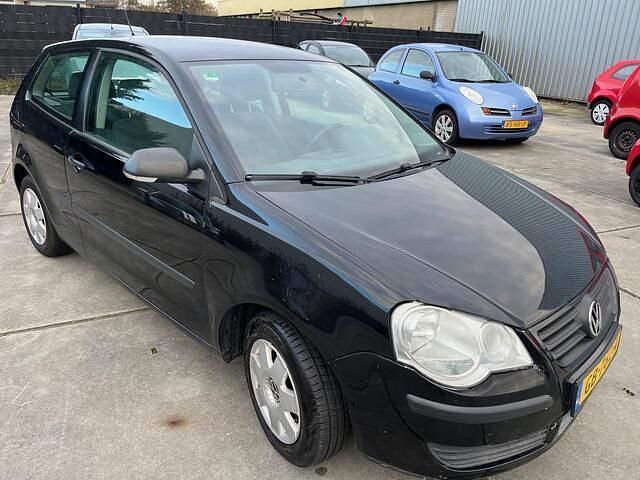 Zwart Gebruikt 2009 VW Polo Hatchback | € 2.500 (Goede deal) - Afbeelding 1/3