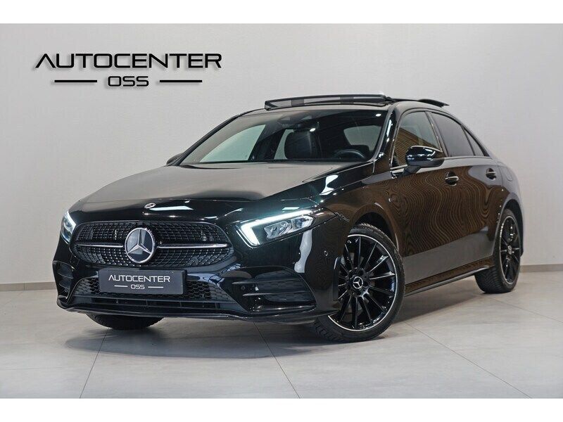 Zwart, metallic lak Gebruikt 2020 Mercedes A250 Premium Sedan | € 30.945 (Iets duurder) - Afbeelding 1/3