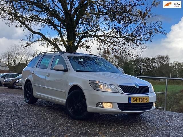 Wit Gebruikt 2012 Skoda Octavia Business Line Stationwagen | € 2.975 (Super prijs) - Afbeelding 1/4
