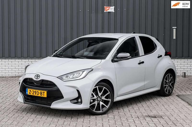 Zwart Gebruikt 2022 Toyota Yaris Hybrid Executive Hatchback | € 21.950 (Goede deal) - Afbeelding 1/4