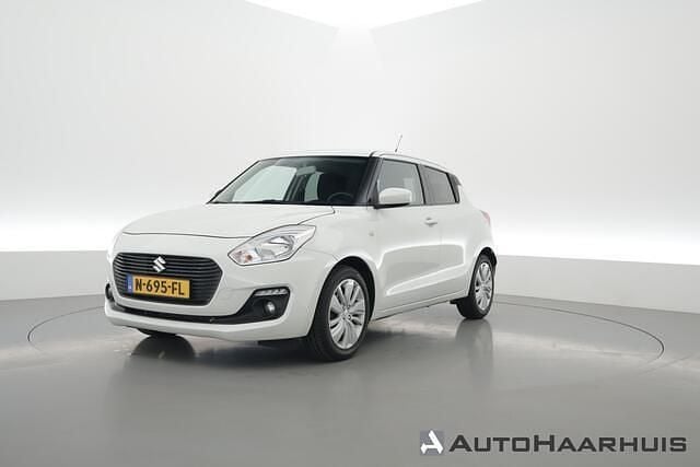 Wit Occasion 2020 Suzuki Swift Hatchback | € 13.900 (Super prijs) - Afbeelding 1/3