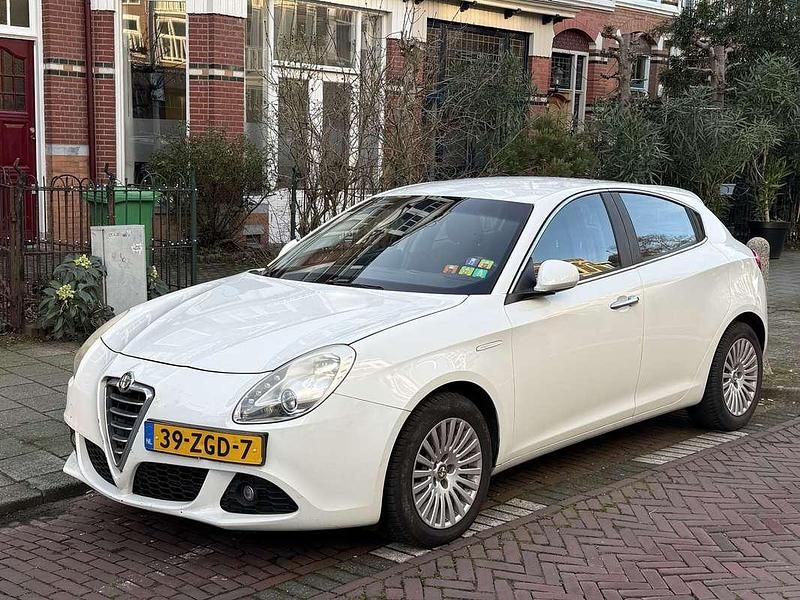 Wit Occasion 2012 Alfa Romeo Giulietta Hatchback | € 5.350 (Goede deal) - Afbeelding 1/4