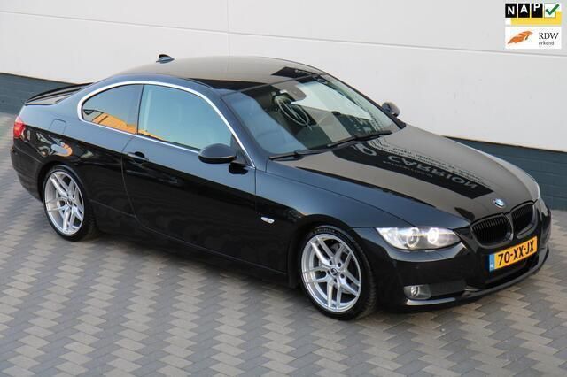 Zwart, metallic lak Gebruikt 2007 BMW 325 Executive Coupé | € 11.945 (Eerlijke prijs) - Afbeelding 1/4