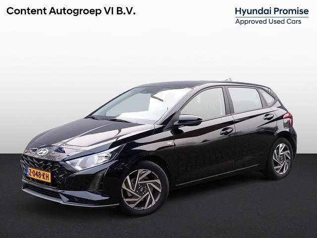Phantom black (zwart metallic) Gebruikt 2024 Hyundai i20 Comfort Hatchback | € 18.840 (Eerlijke prijs) - Afbeelding 1/1
