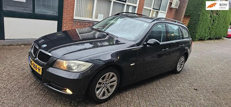 Zwart Gebruikt 2006 BMW 318 Executive Stationwagen | € 2.950 - Afbeelding 1/4
