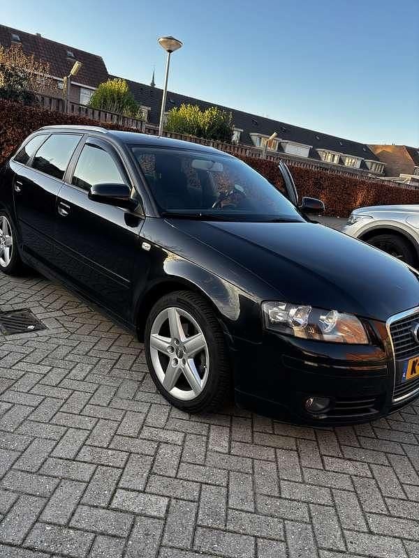Zwart Occasion 2006 Audi A3 Attraction Hatchback | € 3.350 (Eerlijke prijs) - Afbeelding 1/4