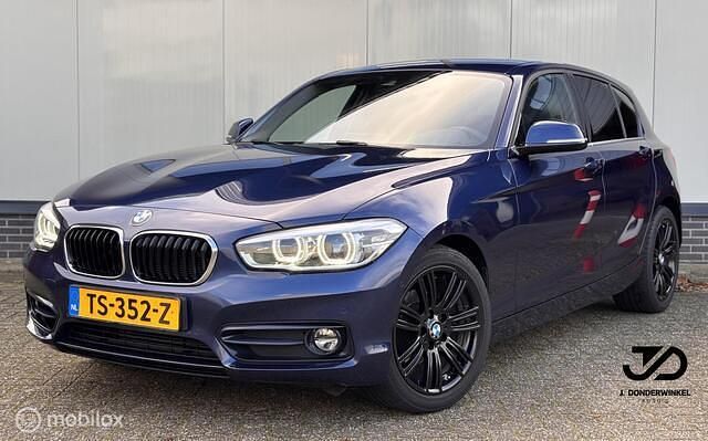 Blauw Occasion 2018 BMW 118 Sport Line Hatchback | € 15.450 (Eerlijke prijs) - Afbeelding 1/4