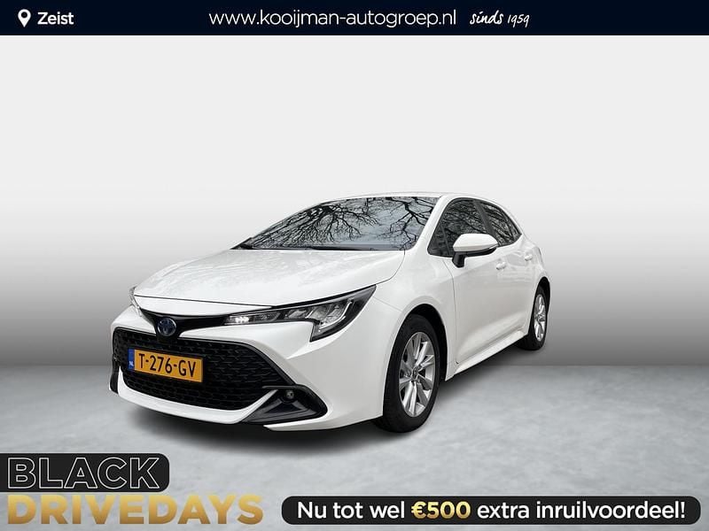 Pure white (licht wit) Gebruikt 2023 Toyota Corolla Hybrid Active Hatchback | € 25.950 (Super prijs) - Afbeelding 1/4