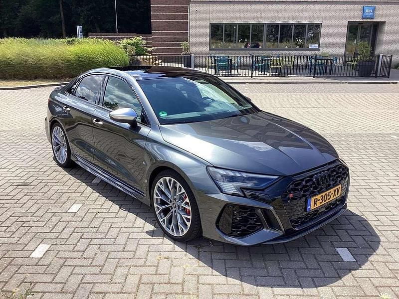 Grijs Gebruikt 2023 Audi RS3 Hatchback | € 69.950 (Goede deal) - Afbeelding 1/4