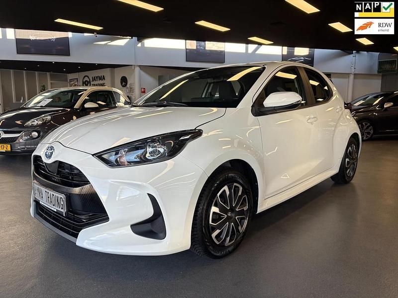 Wit Gebruikt 2022 Toyota Yaris Hybrid Active Hatchback | € 17.950 (Super prijs) - Afbeelding 1/4