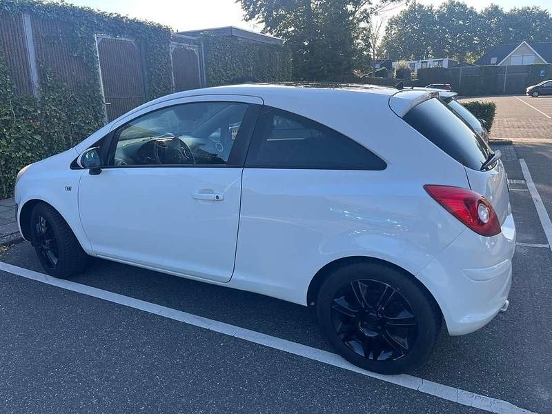 Wit Gebruikt 2011 Opel Corsa Edition MPV | € 3.000 (Duur) - Afbeelding 1/4