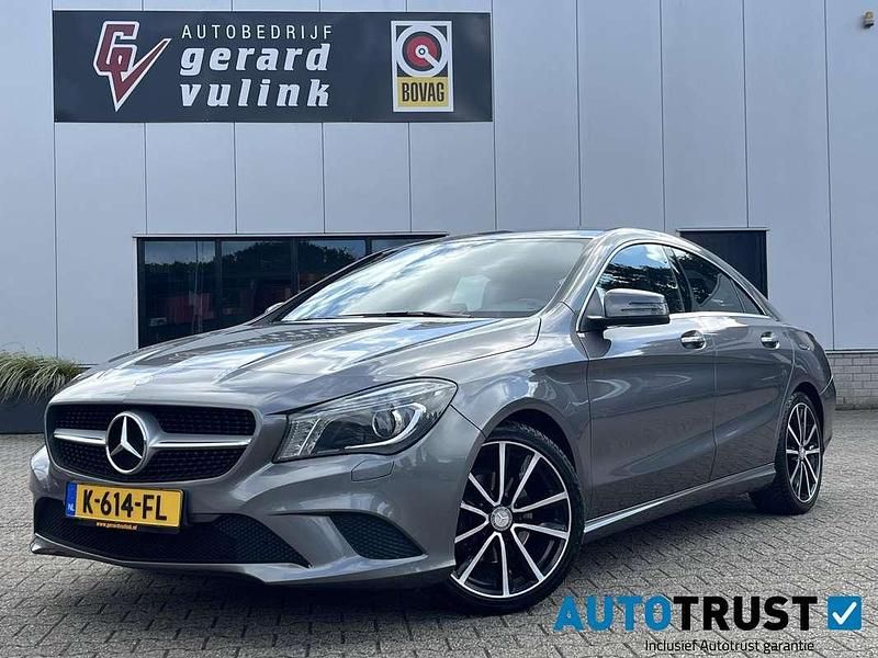 Grijs Gebruikt 2014 Mercedes CLA180 Ambition Sedan | € 12.740 (Eerlijke prijs) - Afbeelding 1/4