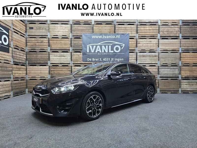 Zwart Occasion 2022 Kia ProCeed GT-Line Stationwagen | € 25.945 (Eerlijke prijs) - Afbeelding 1/4