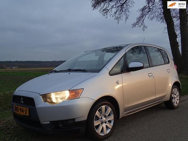 Grijs (metallic) Gebruikt 2009 Mitsubishi Colt Invite Hatchback | € 5.950 (Eerlijke prijs) - Afbeelding 1/4