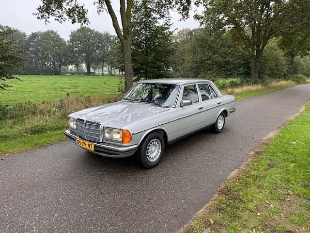 Grijs Gebruikt 1981 Mercedes E280 Sedan | € 19.950 - Afbeelding 1/4