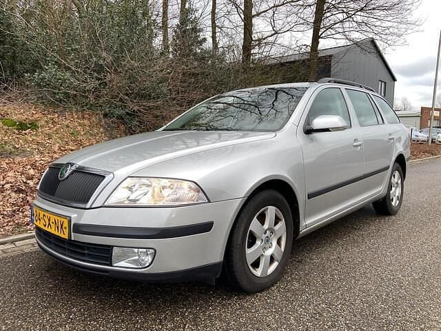 Grijs (metallic) Occasion 2006 Skoda Octavia Elegance Stationwagen | € 1.999 (Eerlijke prijs) - Afbeelding 1/4