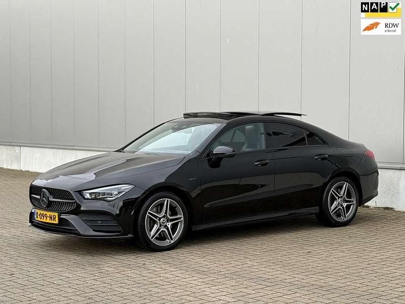 Zwart Gebruikt 2021 Mercedes CLA250e AMG Sedan | € 24.900 (Super prijs) - Afbeelding 1/4