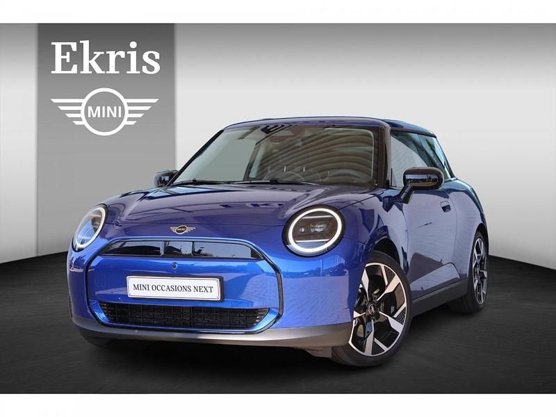 Blazing blue Gebruikt 2025 Mini Cooper Hatchback | € 34.950 - Afbeelding 1/4