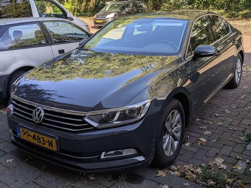 Grijs Gebruikt 2017 VW Passat Sedan | € 13.499 (Eerlijke prijs) - Afbeelding 1/4