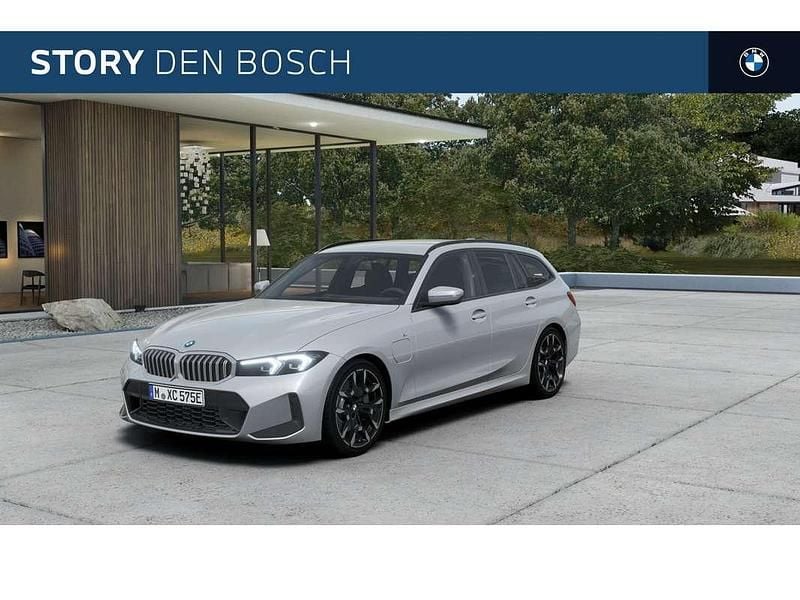 Grijs (metallic) Nieuw 2025 BMW 330e M Sport Stationwagen | € 62.643 - Afbeelding 1/4