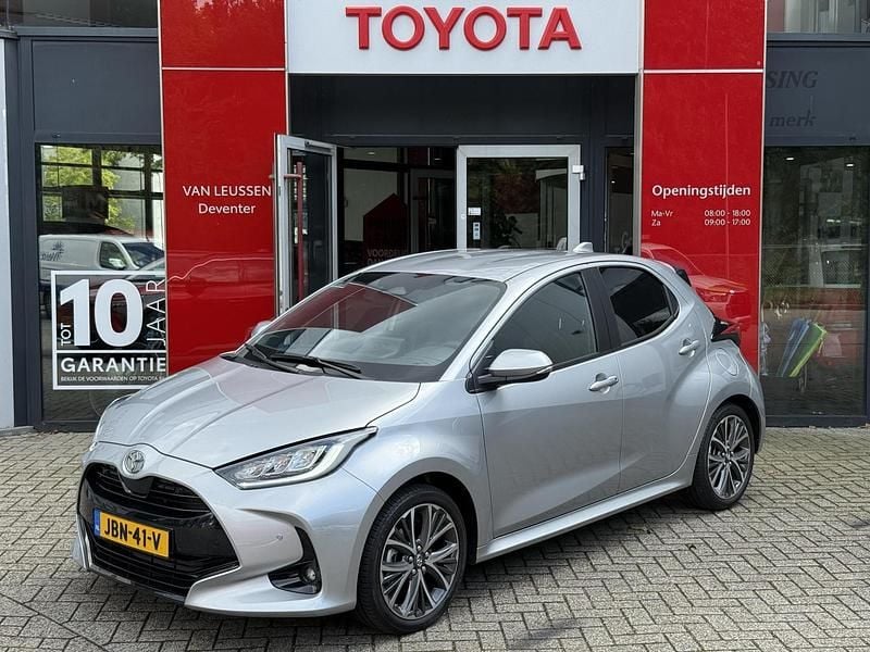 , metallic lak Gebruikt 2025 Toyota Yaris Hybrid Executive Hatchback | € 31.390 (Eerlijke prijs) - Afbeelding 1/4