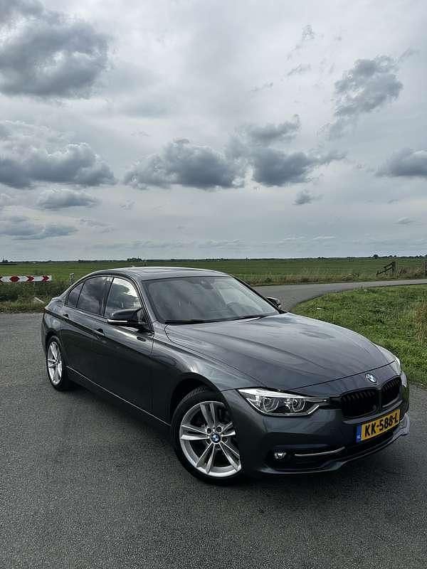 Grijs Gebruikt 2016 BMW 330e iPerformance Sedan | € 17.250 (Eerlijke prijs) - Afbeelding 1/4