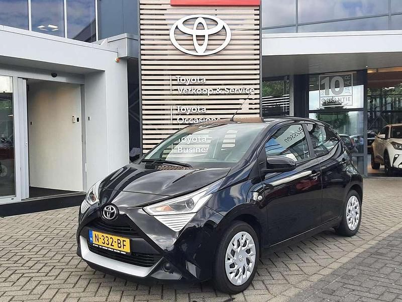 Zwart Gebruikt 2021 Toyota Aygo X X-play SUV | € 12.400 - Afbeelding 1/4