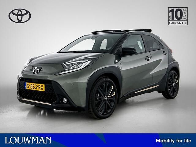 Groen metallic Occasion 2023 Toyota Aygo X Premium SUV | € 21.445 (Eerlijke prijs) - Afbeelding 1/4