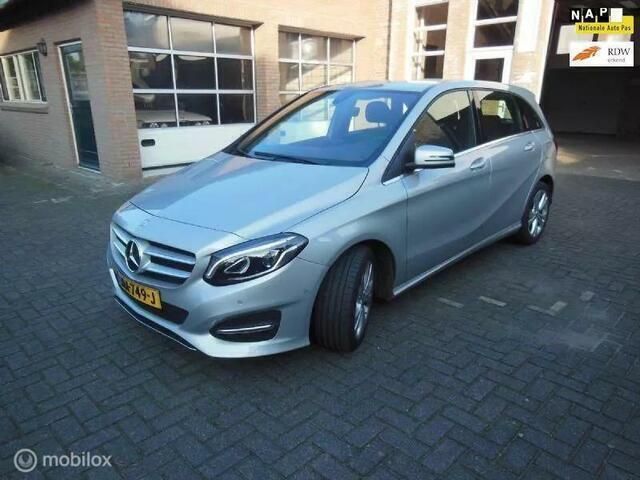 Grijs Gebruikt 2017 Mercedes B180 Ambition MPV | € 24.850 - Afbeelding 1/4